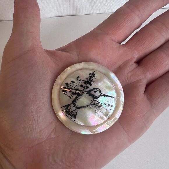 Mother of Pearl Seashell Brooch Pin Round Circle Hummingbird Bird - Picture 7 of 7